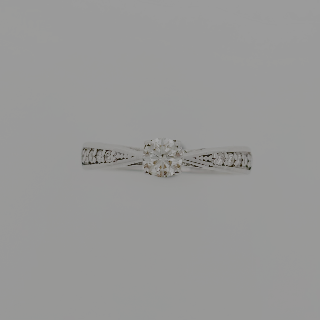 စိန်တစ်ပွင့်စွန့်ခြောက်ချက်ဘေးအပေါက်ပါလက်စွပ်