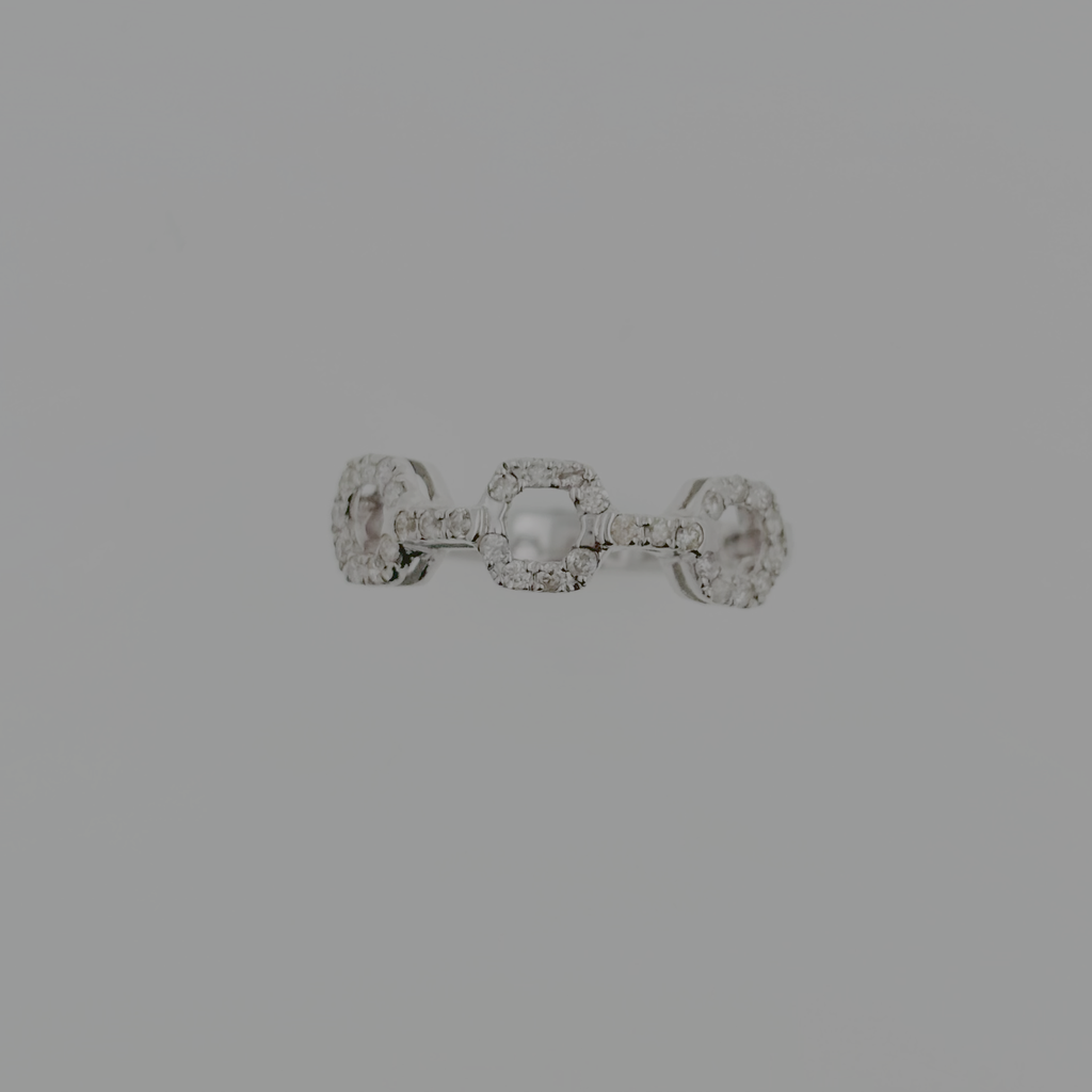 စိန် ၃၂ပွင့်ပါအဝိုင်းပေါက်သုံးခုဆက်လက်စွပ်