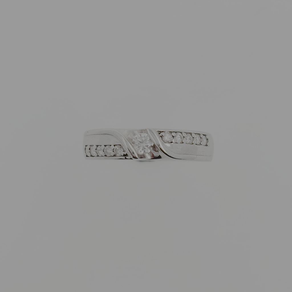 အလယ်စိန်တစ်ပွင့်ဘေးစိန်တစ်တန်းပါ အလွှဲဒီဇိုင်းလက်စွပ်