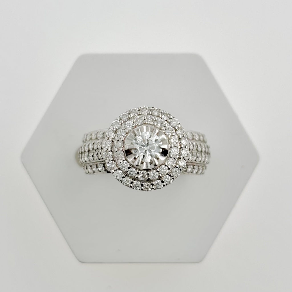 အလယ်စိန် ၃လုံးစီးဘေးအဝိုင်းနှစ်ပတ်ကွင်းရိုးသုံးတန်းစိန်ပါ 3Dဒီဇိုင်းလက်စွပ်