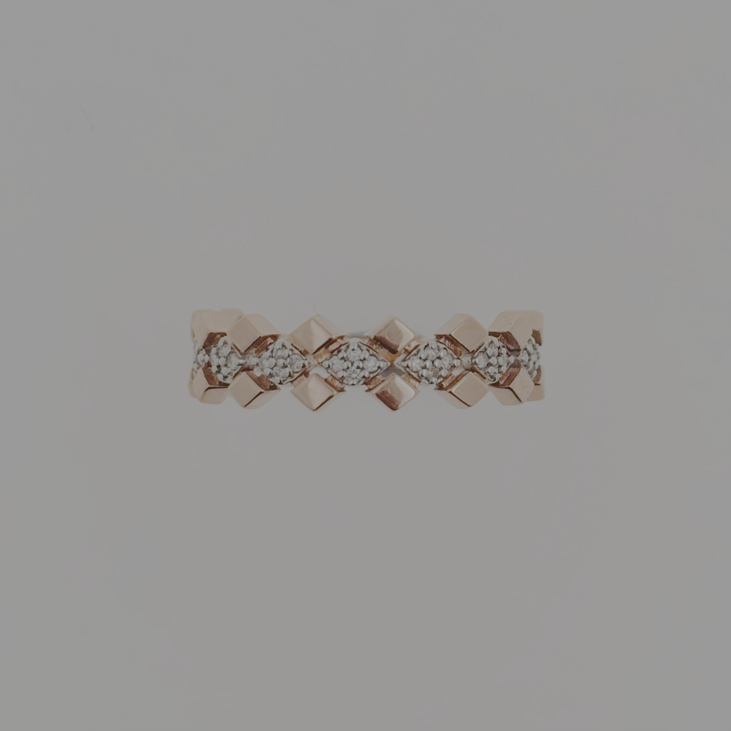 Micro Setting စိန်နှင့်ရွှေတုံးပါဒီဇိုင်းဆန်းတန်းကွင်းလက်စွပ် 