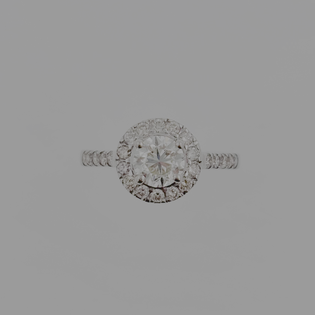 အလယ်စိန်တစ်ရတီကိုက်ဘေးအဝိုင်းတစ်ပတ်ကွင်းရိုးတစ်တန်းစိန်ပါလက်စွပ် 