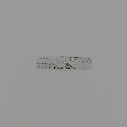 [LOCAL-RNG-2304-00460] အလယ်စိန်တစ်ပွင့်ဘေးစိန်တစ်တန်းပါ အလွှဲဒီဇိုင်းလက်စွပ်