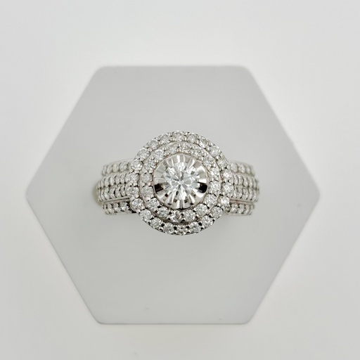 [LOCAL-RNG-2304-00459] အလယ်စိန် ၃လုံးစီးဘေးအဝိုင်းနှစ်ပတ်ကွင်းရိုးသုံးတန်းစိန်ပါ 3Dဒီဇိုင်းလက်စွပ်